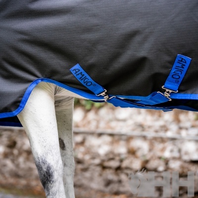 Cobertor para cavalo preto com borda azul e fivelas azuis AMIGO