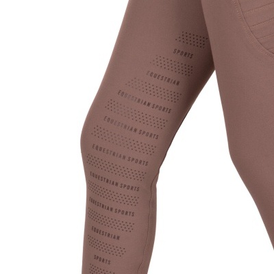 Manga de roupa castanha com textos em relevo pretos