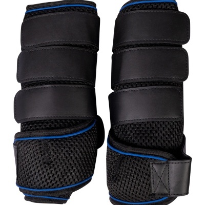 Par de botas esportivas pretas com fechos de velcro e detalhes azuis.