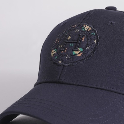 Boné preto com bordado colorido redondo na frente