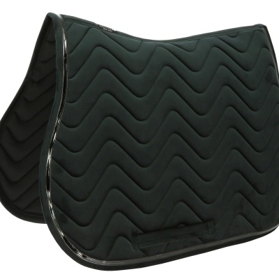 Selim de cavalo preto acolchoado com padrão ondulado e etiqueta EQUITHEME
