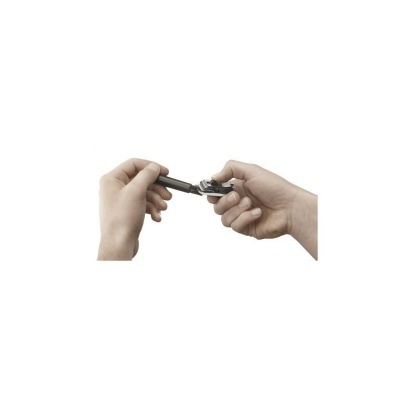 Mãos segurando dispositivo metálico com peça preta