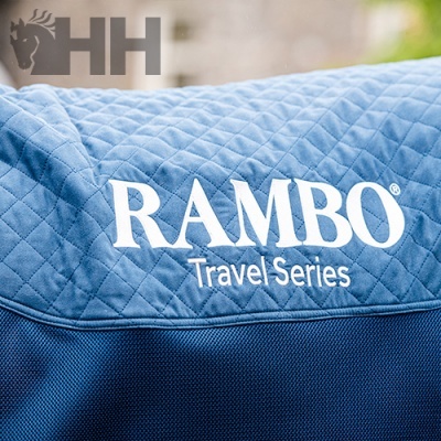Manta azul acolchoada RAMBO Travel Series com logo HH ao fundo
