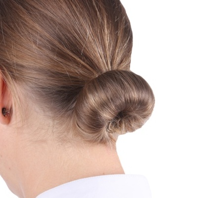 Mulher com cabelo castanho preso em coque, vista de trás, fundo branco