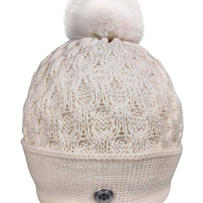 Gorro creme de malha com pompom branco e emblema metálico