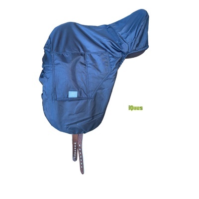 Capa protetora azul para sela de cavalo com tiras em couro castanho e texto verde iQuus