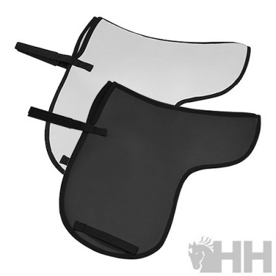 Dois protetores de sela, um branco e um preto, com tiras de fixação pretas