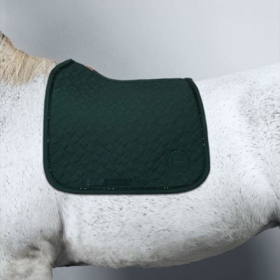Tapete de sela verde escuro acolchoado sobre cavalo branco
