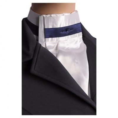 Colarinho branco acetinado com faixa azul sob casaco preto