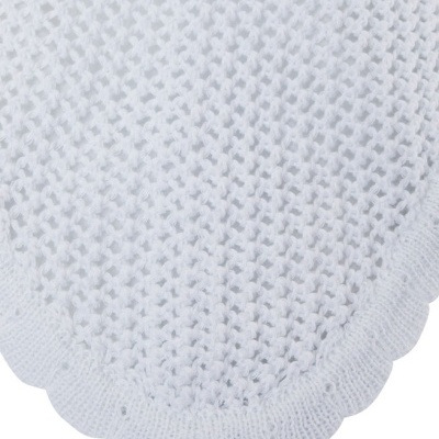 Manta branca de malha com padrão de pequenos buracos e borda ondulada