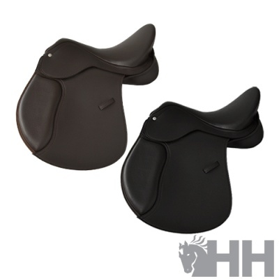 Duas selas de equitação em couro, uma castanha escura e outra preta, em fundo branco.