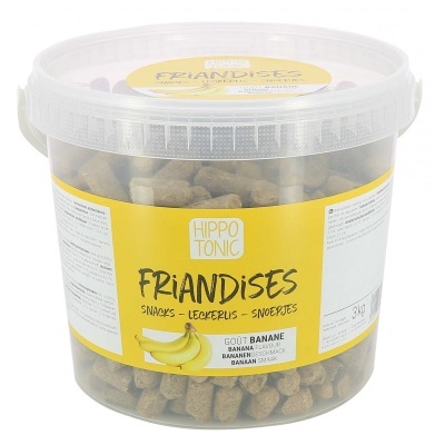 Recipiente plástico com snacks castanhos sabor banana