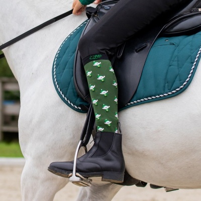 Sela de equitação preta com almofada azul turquesa num cavalo branco