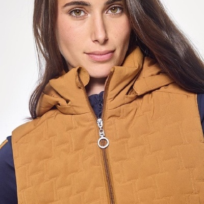 Colete acolchoado castanho claro com fecho zip e capuz