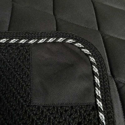 Tapete ou almofada preta com texturas variadas e fio torcido preto e branco no contorno