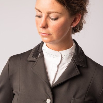 Blazer preto feminino com gola decorada e camisa branca com pedrarias.