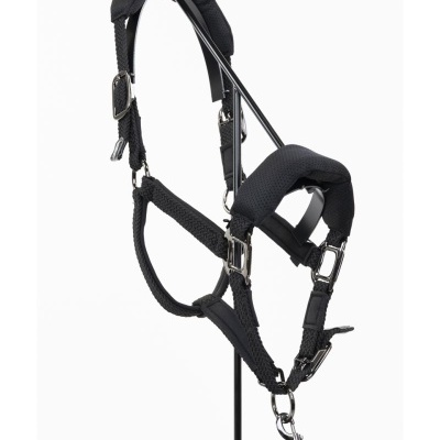 Cabresto preto acolchoado para cavalo suspenso em suporte