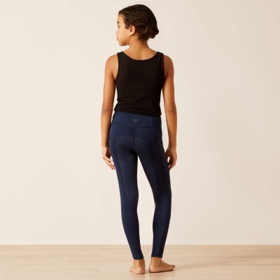 Rapaz de costas com t-shirt preta e leggings azuis texturizadas