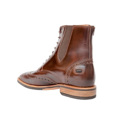 Bota masculina em couro castanho com sola de madeira e detalhes brogue