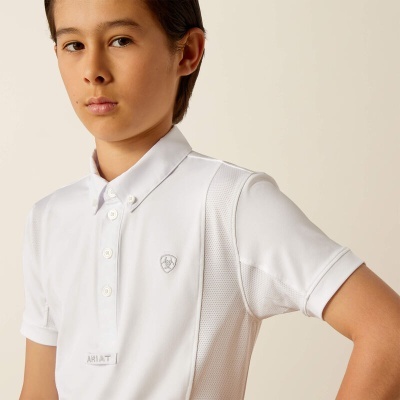 Polo branco de criança com logotipo cinza e etiqueta ARIAT