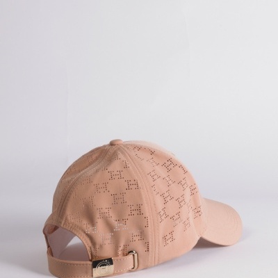 Boné rosa claro com padrão perfurado e fecho metálico