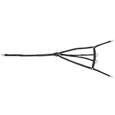 Arreio de couro preto com fivelas metálicas e argolas em fundo branco