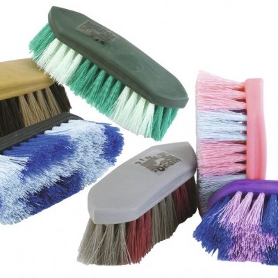 Seis escovas coloridas com cabos de madeira e plástico em fundo branco