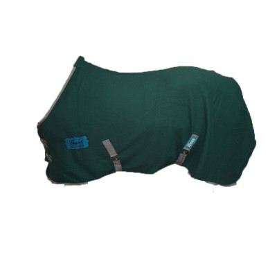 Manta verde escura para cavalo com fivelas cinzentas e etiquetas azuis