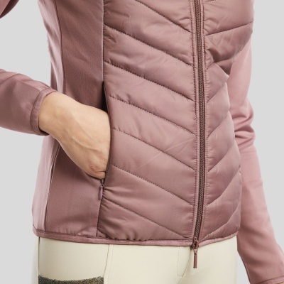 Casaco feminino rosa com zíper e calças bege claras com bolso decorado