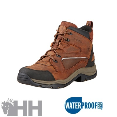 Bota impermeável castanha com detalhes pretos e cinzentos, sola antiderrapante, atacadores e logótipo Helly Hansen.