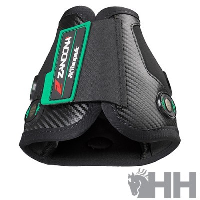 Produto desportivo preto e cinza com padrão de fibra de carbono e etiquetas visíveis