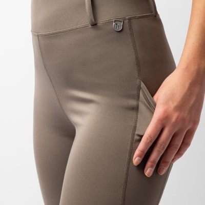Calças justas castanhas com bolso lateral e pendente metálico com h