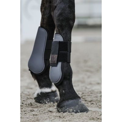 Proteções pernas cavalo pretas e cinzentas com velcro em perna de cavalo