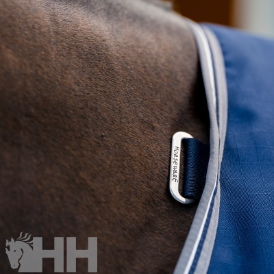 Tapete azul para cavalo com fivela metálica e acabamento cinza