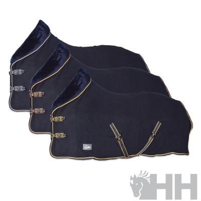 Três mantas para cavalo azuis com gola de veludo e fechos metálicos