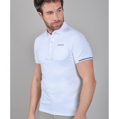 Homem a usar camisola polo branca com bolso e texto ANACOUR