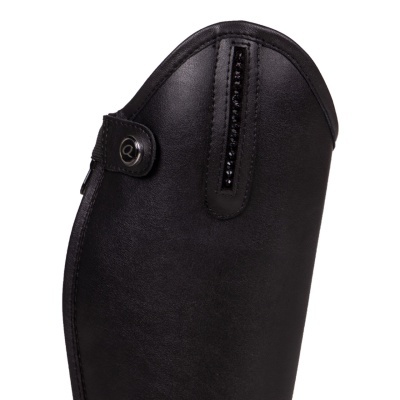 Bota preta com detalhes em faixa vertical de pedras e tira com botão.