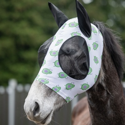 Máscara de tecido branco com padrão de abacates verdes em cavalo castanho ao ar livre