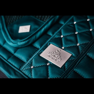 Manta para cavalo azul turquesa acolchoada com padrão de losangos e tachas prateadas