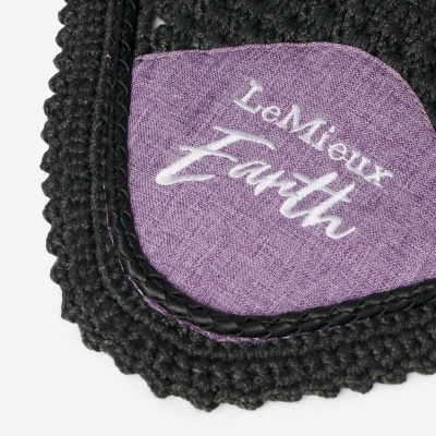 Detalhe de produto têxtil roxo com bordado 'LeMieux Earth' e trama preta texturada