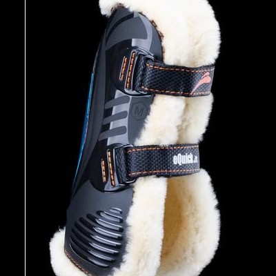 Protetor de equitação preto com forro macio bege e tiras com texto 'eQuick'