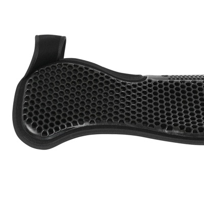 Produto preto com padrão hexagonal perfurado e aba extremlidade