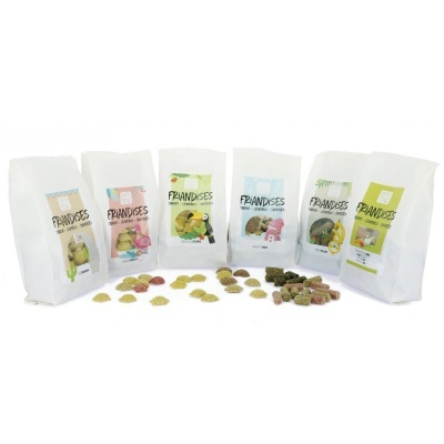 Pacotes de snacks para animais com guloseimas coloridas à frente