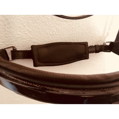 Correia ou alça de pele castanha escura acolchoada com fivelas metálicas