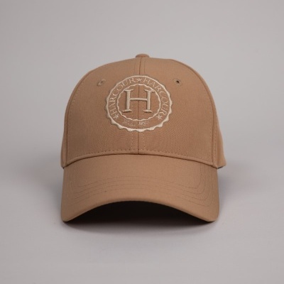 Boné bege com bordado branco da letra H em círculo