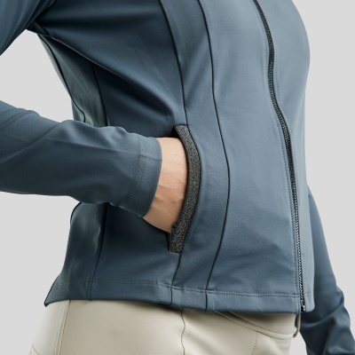 Casaco desportivo azul com bolso lateral e calças bege