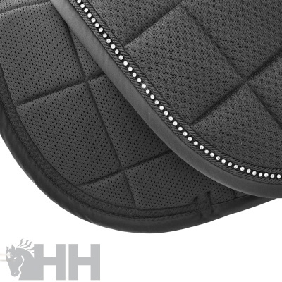 tapete para sela preto com tachas metálicas e padronagem quadrada