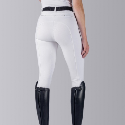 Calças de equitação brancas e botas pretas de cano alto vistas de costas