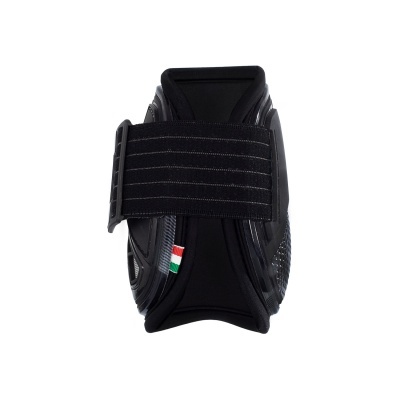 Proteção preta para cavalo com faixa elástica e detalhe nas cores verde, branco e vermelho