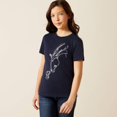 T-shirt azul escura com estampa branca de cavalo e pássaro, vestida por jovem